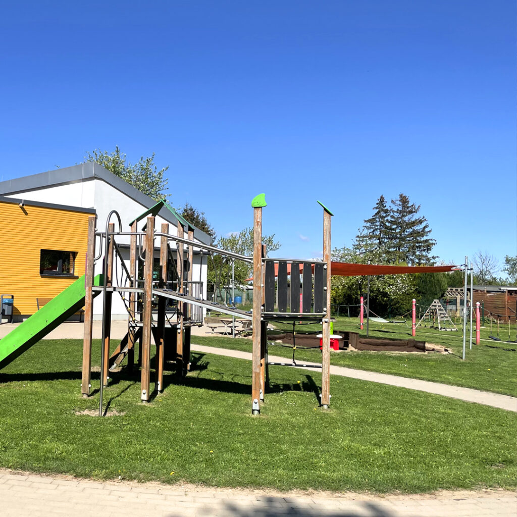 Spielplatz mit Klettergerüst der Kita "Kleine Strolche" in Hohen-Luckow