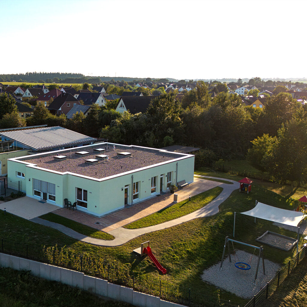 Luftbild der Kita "Kindertraum" in Stäbelow